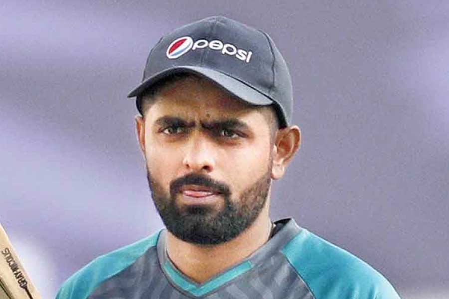 ভারতের পর জ়িম্বাবোয়ের কাছেও হেরে সেমিফাইনালে যাওয়া কঠিন করে ফেলেছে পাকিস্তান। দলের এমন হারের পর কৈফিয়ত দিয়েছেন অধিনায়ক বাবর। তাঁর কথায়,  ‘‘দলের খেলা খুব হতাশাজনক। ব্যাটিং একদমই ভাল হয়নি। প্রথম ৬ ওভারে খুব খারাপ ব্যাটিং করেছি। শাদাব খান এবং শান মাসুদ জুটি ক্রিজে জমে গিয়েছিল। কিন্তু শাদাবের আউট হয়ে যাওয়াটা খুব দুর্ভাগ্যজনক। এর পরেই একের পর এক উইকেট পড়তে থাকে।’’