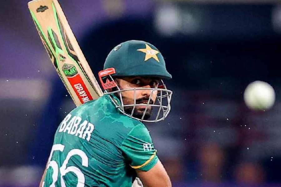 যদিও বাবরের দলের পরাজয়ের পর পাকিস্তানের প্রাক্তনীরা বলছেন, বিদেশে কম খেলাই কাল হয়েছে দলের। শুধু পাকিস্তানের কোনও মাঠ, নয়তো দুবাইয়ে খেলা— এটাই পাক ক্রিকেটের সর্বনাশ করছে বলে মন্তব্য করেছেন এক প্রাক্তন ক্রিকেটার।