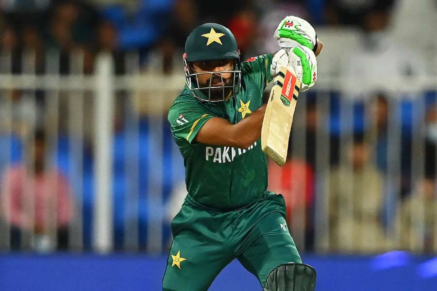 আজ়মের নেতৃত্বদানের ক্ষমতা নিয়ে প্রশ্ন তুলেছেন প্রাক্তন পাক ক্রিকেটার মহম্মদ হাফিজ। কটাক্ষের সুরে বলেছেন, ‘‘ব্যাপারটা এখন এমন জায়গায় দাঁড়িয়েছে যে, বাবরের অধিনায়কত্ব নিয়ে সমালোচনা করাও পাপের পর্যায়ে পড়ে।’’ তাঁর দাবি, কয়েকটি ম্যাচে টানা নেতৃত্বদানে খুঁত খুঁজে পেয়েছেন। কিন্তু বাবরকে নিয়ে বোর্ড কিছু বলছে না।