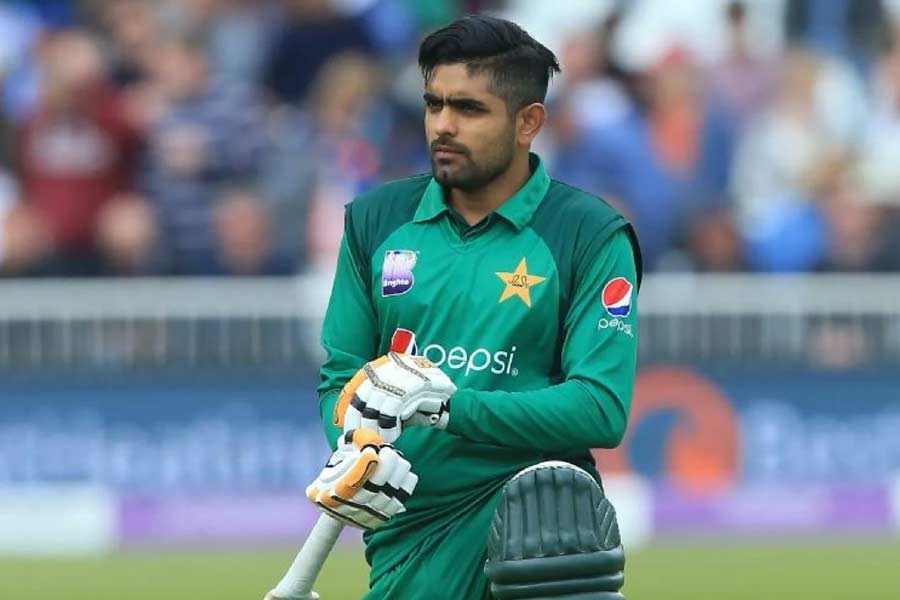 বোর্ডের মুণ্ডপাত করেছেন শোয়েবও। বাবরের দল জ়িম্বাবোয়ের কাছে হেরে যাওয়ার পর তাঁর দাবি, দেশের ক্রিকেটকে উঁচুতে নিয়ে যাওয়ার কোনও পরিকল্পনা পাকিস্তান ক্রিকেট বোর্ডের নেই। কটাক্ষ করে শোয়েব বলেন, ‘‘যেমন অধিনায়ক, তেমন দেশের ক্রিকেট বোর্ড, তেমনই ক্রিকেট বোর্ডের চেয়ারম্যান। কারও কোনও হেলদোল নেই!’’