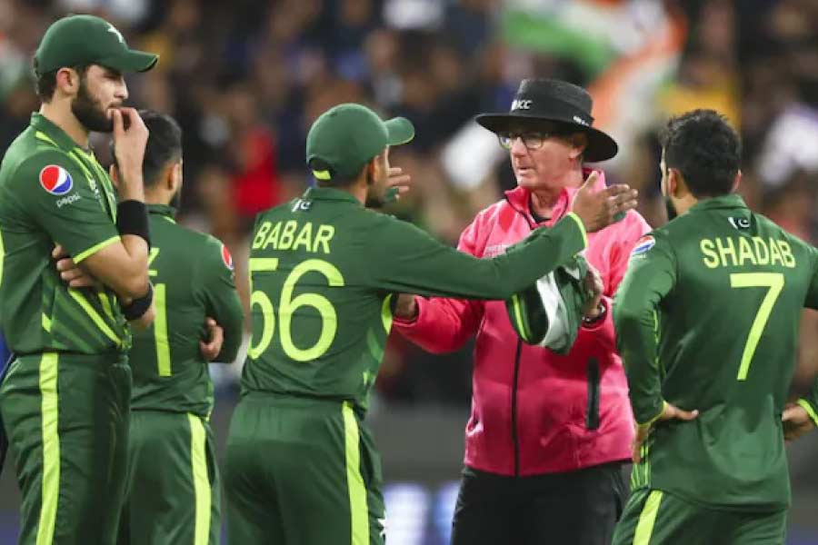 সব ব্যাটারের জীবনে ব্যাড প্যাচ আসে। বিরাটের এসেছিল। বাবরের এসেছে। হয়তো তা কাটিয়েও উঠবেন শীঘ্রই। কিন্তু এই মুহূর্তে সমালোচনা বাঁধ মানছে না।