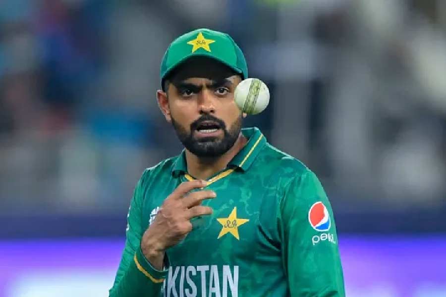 তবে ব্যাটার বাবরের চেয়ে অধিনায়ক বাবরের সমালোচনা হচ্ছে অনেক বেশি। যেমন প্রাক্তন অধিনায়ক সেলিম মালিক বলে দিলেন, বাবর না পারলে অধিনায়কত্ব ছেড়ে দিক।