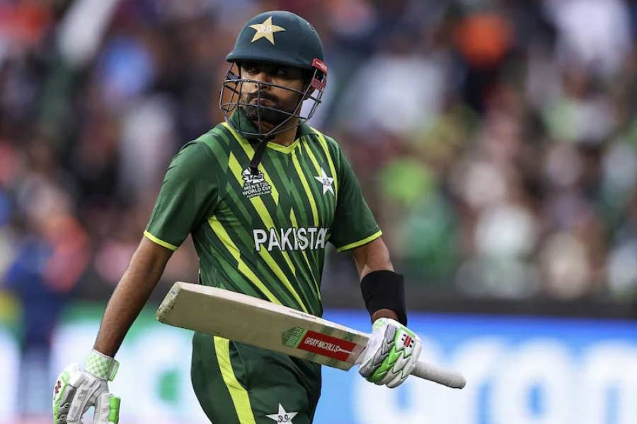 সেলিম মালিকের কথায়, ‘‘বড় ম্যাচে বড় খেলোয়াড়দের অন্যদের চেয়ে বেশি চাপ নিতে হয়। তাঁদের ঘাড়ে বেশি দায়িত্ব থাকে। তাই এত বছর পরেও যদি এই পরিস্থিতিতে ঠিকঠাক অধিনায়কত্ব করতে না পারেন (বাবর), আমার মনে হয় ছেড়ে দেওয়া উচিত।’’