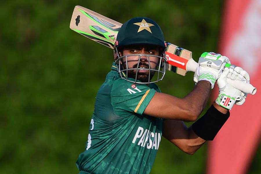 ভারতের কাছে হারের পর কেউ কেউ বলেছেন নওয়াজ় অধিনায়ক বাবরের আস্থার প্রতিদান দিতে পারেননি। কিন্তু বাবর কেন স্পিনারের কোটা আগে শেষ করে শেষ ওভারের জন্য পেসারকে রাখলেন না, সেই প্রশ্ন তুলেছেন প্রাক্তনরা। প্রত্যেকের দাবি, এটা বাবরের বড় ভুল ছিল। এখন প্রশ্নবাণে বিদ্ধ বাবর কবে এবং কী ভাবে ঘুরে দাঁড়ান, সেটাই দেখার।