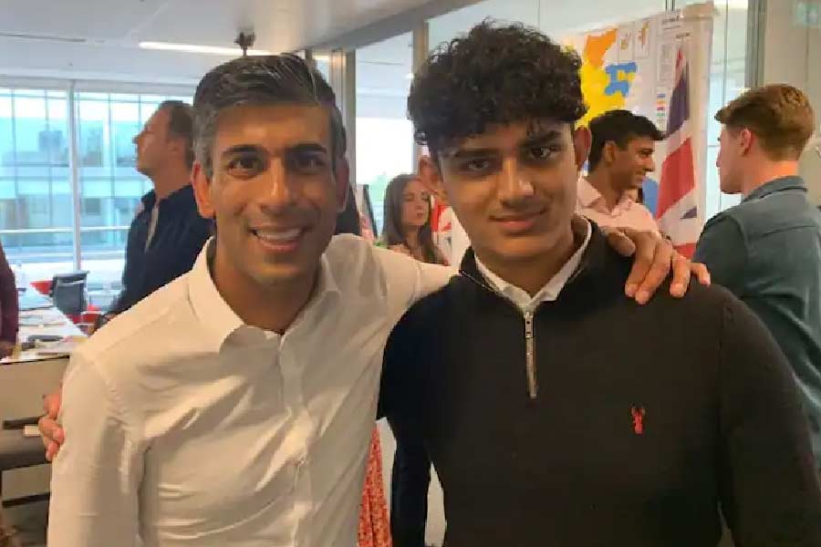 প্রায় ২০০ বছরেরও বেশি সময় ধরে ইংল্যান্ড শাসন করেছে যে দেশ, সেই ভারতের জামাইয়ের হাতে ব্রিটেন শাসনের ভার বর্তেছে। যাঁর হাত ধরে এই অসাধ্যসাধন হয়েছে, তিনি ভারতীয় বংশোদ্ভূত ঋষি সুনক। এই ‘কীর্তি’ ঘিরে ভারতীয়দের মধ্যে বাড়তি উচ্ছ্বাস চোখে পড়েছে। তবে শুধু ঋষিই নন, ব্রিটেনের নতুন প্রধানমন্ত্রীর সঙ্গে চর্চায় উঠে এসেছেন আরও এক ভারতীয়।