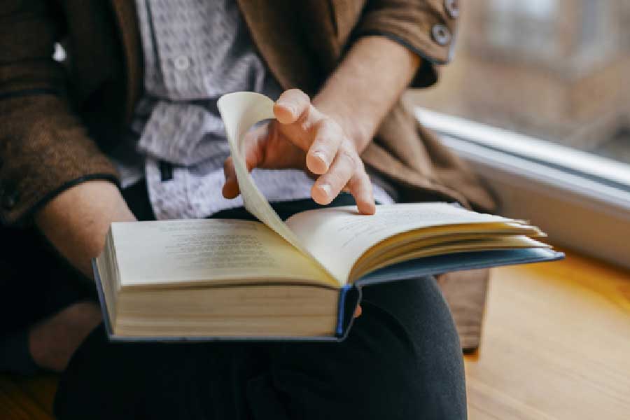 পড়াশোনায় বরাবরই উজ্জ্বল ছিলেন প্রোজ্জ্বল। পড়াশোনার পাশাপাশি সমাজসেবার কাজেও নিজেকে উজাড় করে দেন ওই যুবক। অর্থনীতি ও গণিতে তাঁর দখল দেখার মতো।