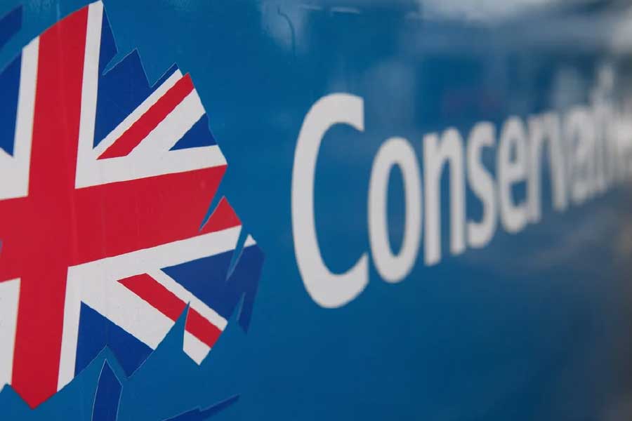 ব্রিটেনের রাজনীতিতে প্রোজ্জ্বলের উত্থানও চমকপ্রদ। সাল ২০১৯। ওই বছরেই মাত্র ১৬ বছর বয়সে কনজ়ারভেটিভ পার্টিতে যোগ দিয়েছিলেন প্রোজ্জ্বল। তার পর থেকেই সাফল্যের সিঁড়ি বেয়ে ধাপে ধাপে উত্তরণ ঘটছে সিন্দ্রির যুবকের। 