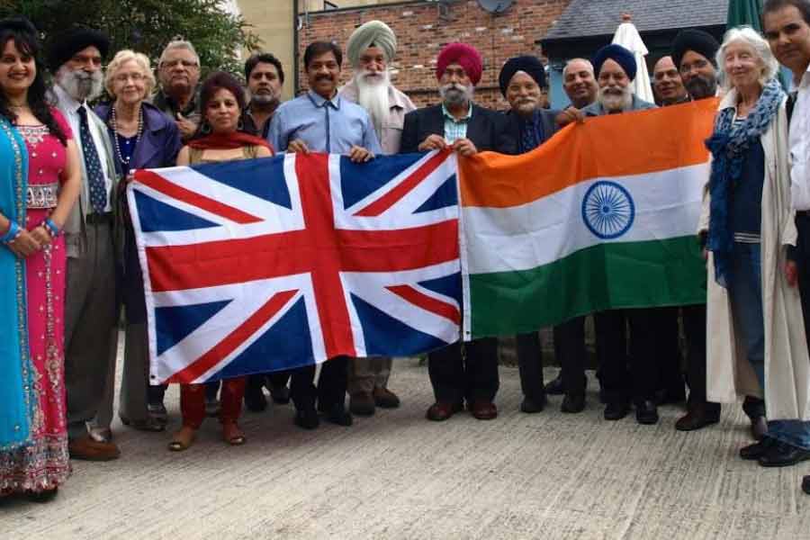  সপরিবারে ব্রিটেনে থাকলেও প্রোজ্জ্বলের শিকড় এখনও সিন্দ্রিতেই। তাঁর দাদু জানিয়েছেন, তাঁরা সিন্দ্রিতেই থাকেন। তবে তাঁর পুত্র রাজেশ ব্রিটেনে বসবাস করেন। চলতি বছরে দুর্গাপুজোর সময় সিন্দ্রির বাড়িতে গিয়েছেন প্রোজ্জ্বলের বাবা। 