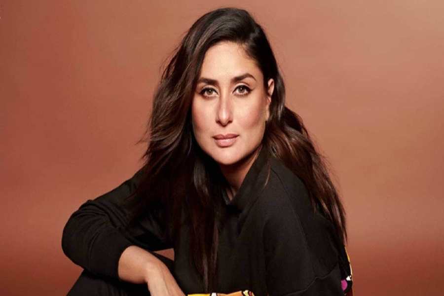 উৎসবের অনিয়মে শরীরের জমা মেদ ঝরাতে কোমর বেঁধে মাঠে নেমে পড়েছেন অভিনেত্রী।