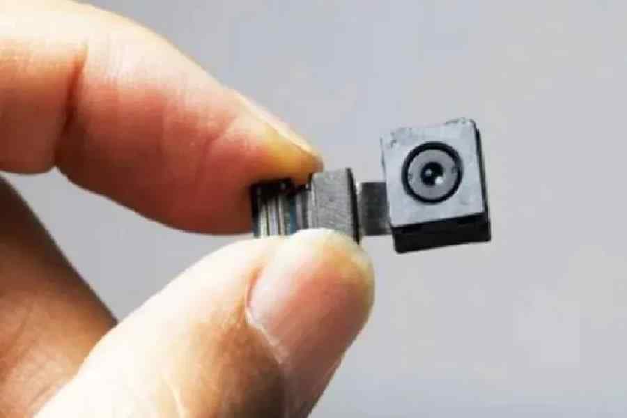 ক্যামেরার লেন্স খুবই ক্ষুদ্র। 