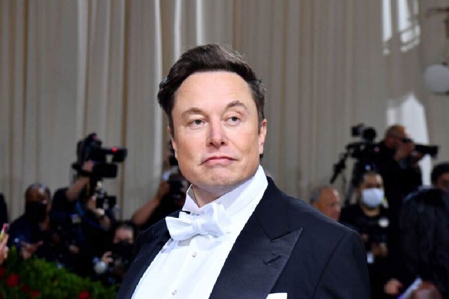 চলতি বছরের এপ্রিল মাসে টুইটার কেনার ইচ্ছাপ্রকাশ করেছিলেন মাস্ক। তার পর থেকেই জল্পনা চলছিল, মাস্কের হাতে টুইটারের মালিকানা এলে, অনেককেই তিনি ছাঁটাই করতে পারেন। এমনকি, টুইটারের পরিচালনায় যাঁরা রয়েছেন, তাঁদের নিয়ে মাস্কের অসন্তোষের কথাও জানা গিয়েছিল। এই আবহে পরাগকে বরখাস্ত করার চর্চা তখন থেকেই চলছিল। 