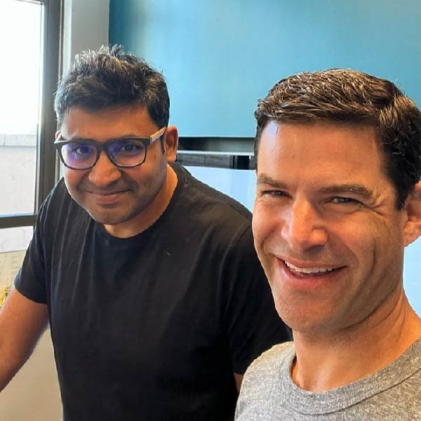 বাড়ির পাশাপাশি গাড়ির সংখ্যাও নেহাত কম নয়। মার্সিডিজ বেঞ্জ, ল্যান্ড রোভার, রেঞ্জ রোভারের মতো বিলাসবহুল গাড়ি রয়েছে পরাগের।