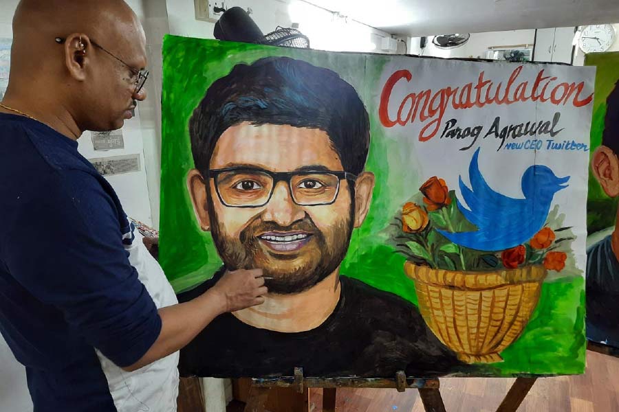 তবে এত সম্পত্তি থাকলেও টুইটারের সিইও পদ থেকে যে  ভাবে রাতারাতি পরাগকে বরখাস্ত করলেন ইলন, তা অনেকেই মেনে নিতে পারেননি। যদিও টুইটার থেকে বিদায়ের পর মোটা অঙ্কের টাকা পাবেন পরাগ। কিন্তু যিনি সাফল্যের সিঁড়ি বেয়ে টুইটারের  মতো সংস্থার শীর্ষপদে যে ভাবে আসীন হয়েছিলেন, তাঁর বিদায়বেলা যে এতটা নিষ্ঠুর হবে, তা বোধহয় অনেকেই ভাবেননি।