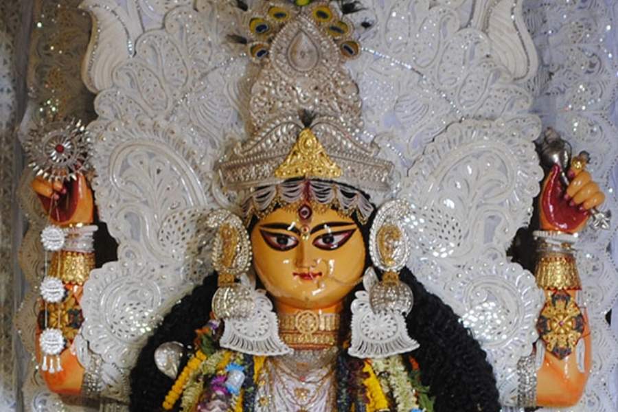 কড়া নাড়ছে জগদ্ধাত্রী পুজো। বাঙালির কাছে জগদ্ধাত্রী পুজো মানেই চন্দননগর, আর আলোর রোশনাই। সেই চন্দননগরে পুজো শুরু শনিবার থেকেই। ইতিমধ্যেই মায়াবী আলোয় সেজেছে গোটা শহর।