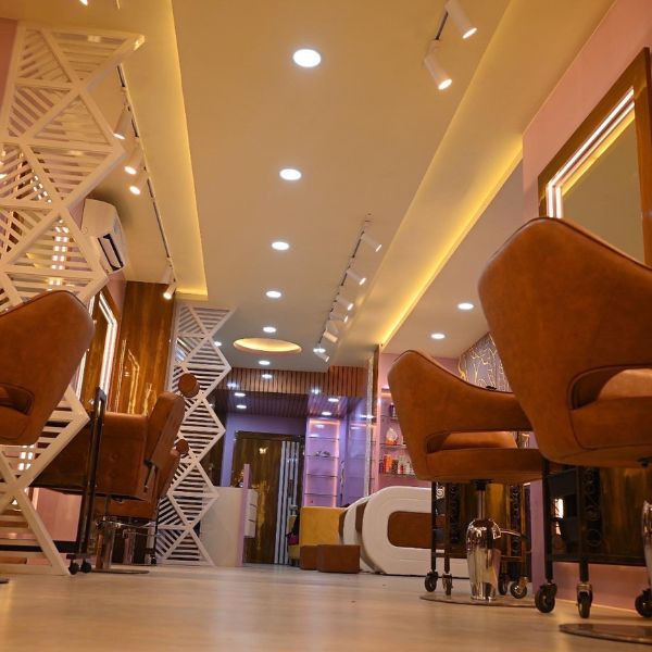 শ্রী-র কথায়, “কেউ যখন গ্রুমিং বা রূপটানের জন্য আসেন, পুরোপুরি ভাবে তাঁর নিজস্ব সত্ত্বার পরিবর্তন করে দেওয়া ঠিক নয়। আমি নিজে এমনটা মেনে চলি।”