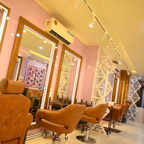 “বিউটিফিকেশন আমরা সবাই চাই। কিন্তু নিজের স্বতন্ত্রতা যাতে বজায় থাকে, সে দিকে খেয়াল রাখার চেষ্টা করি আমি। বড় বেশি কৃত্রিম না হয়ে ওঠে যেন,” বলছেন সাঁলোর কর্ত্রী। অর্থাৎ তথাকথিত সুন্দরের বেড়া টপকে নিজের মতো থাকাই হল প্রকৃত সৌন্দর্য।  