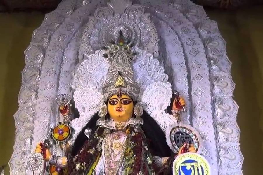 তবে জানেন কি, ঠিক কবে, কোথায় এই উদযাপন শুরু চন্দননগরে? ইতিহাস বলে, প্রায় ৩০০ বছর আগে শুরু হয়েছিল চন্দননগর চাউলপট্টির জগদ্ধাত্রী পুজো। তাতে যুক্ত ছিলেন খোদ রাজা কৃষ্ণচন্দ্র! 