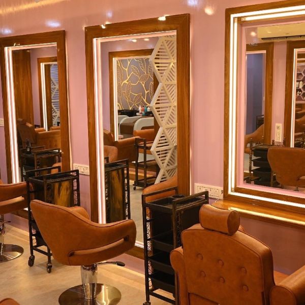 শুধু তাই নয়, পিস ফাউন্ডেশনের সঙ্গে যৌথ ভাবে ‘সেভ বার্ড ক্যাম্পেন’-এর এর নানা কার্যকলাপে অংশ নিয়ে চলেছে এই সাঁলো।