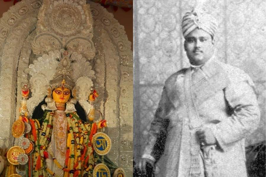 কথিত, এক বার খাজনা দিতে না পারায় ব্রিটিশেরা বন্দি করে রাজা কৃষ্ণচন্দ্রকে। তখন দুর্গা পুজোর সময়। মায়ের আরাধনা করতে না পারায় বেশ বিমর্ষ হয়ে পড়েছিলেন তিনি। 