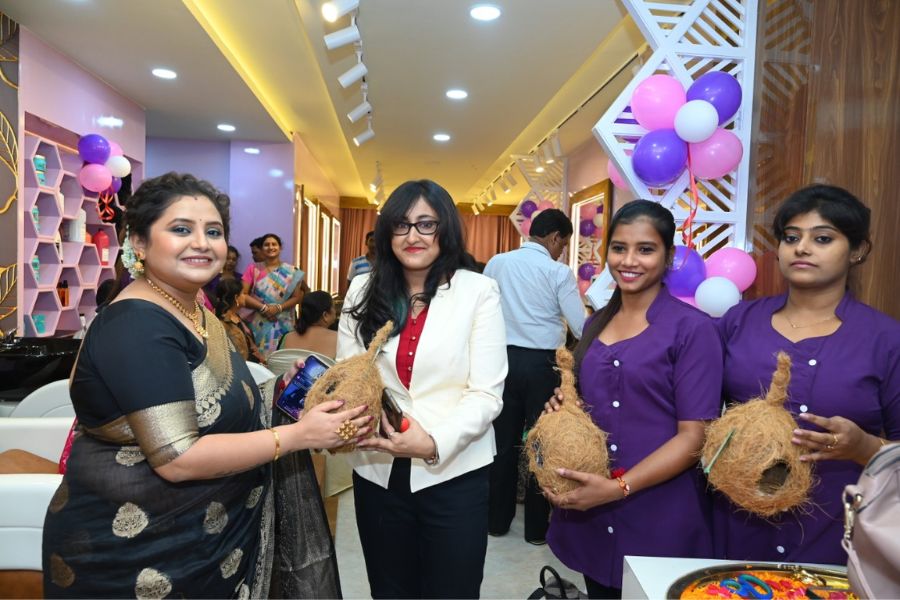 পিস ফাউন্ডেশনের এই উদ্যোগ ইতিমধ্যেই সাড়া ফেলে দিয়েছে। তাকে আরও এগিয়ে নিয়ে যেতেই হাত বাড়াল এই সাঁলো। শ্রী-র কথায়, “মূলত বাঁকুড়া এবং বীরভূম জেলার উপজাতি সম্প্রদায় এই নেস্টগুলি বানিয়ে থাকেন, আমরা সেগুলি বিতরণ করছি।”