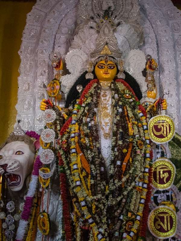 কারাগারে থাকাকালীনই নাকি রাজা স্বপ্নাদেশ পান মায়ের। দেবী দুর্গা তাঁকে বলেন, তাঁর আর এক রূপ জগৎজননী জগদ্ধাত্রী মায়ের আরাধনা করতে। সেই মতো কারাগার থেকে মুক্ত হয়েই নৌকোয় পাড়ি দেন রাজা কৃষ্ণচন্দ্র।