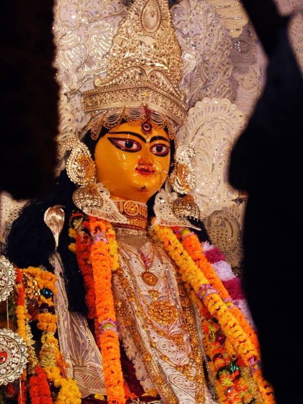 রাজা গিয়ে পৌঁছন চন্দননগরে, যার তখনকার নাম ছিল ফরাসডাঙা। চন্দননগরের দেওয়ান ইন্দ্রনারায়ণ ও কৃষ্ণচন্দ্র ছিলেন বন্ধু। দুই বন্ধু মিলে চালু করেন চাউলপট্টির এই জগদ্ধাত্রী পুজো। 