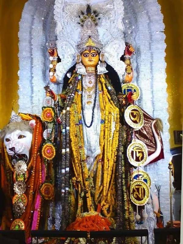 চন্দননগরের এই পুজো তখন থেকেই আদি মায়ের নামে পরিচিত। ইতিহাস বলে, পরে নাকি রাজা কৃষ্ণচন্দ্র কৃষ্ণনগরে ফিরে এসেও শুরু করেন মায়ের আরাধনা। 