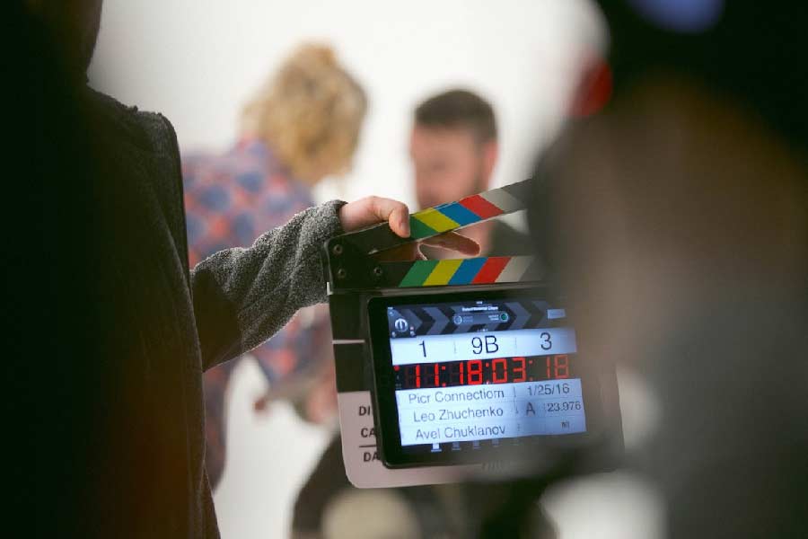 নীল ছবি নিয়ে কৌতূহল কম নেই সাধারণ জনতার। কিন্তু জানেন কি, এই ছবি কুশীলবদের কী রকম অবর্ণনীয় কষ্টের মধ্যে দিয়ে যেতে হয়? ইন্টারনেটের যুগে নীল ছবির দুনিয়া এখন হাতের মুঠোয়। সমাজও অনেক এগিয়ে গিয়েছে। তবুও এই ছবি ঘিরে ‘ঢাক ঢাক গুড় গুড়’ ভাব কমেনি। 