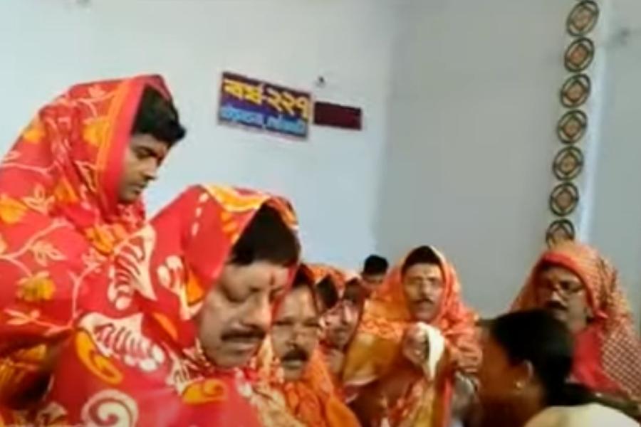 হেমন্তের আমেজ মেখে সেজে উঠছে চন্দননগর, কৃষ্ণনগরের বিখ্যাত পুজোগুলি, যাদের বেশ কয়েকটির গায়ে ইতিহাসের গন্ধ। তেঁতুলতলা বারোয়ারির উদযাপনের বয়স যেমন প্রায় দুই শতাব্দী পার!   