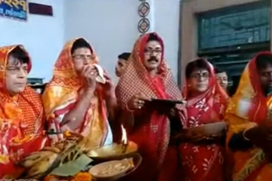 দেওয়ান ইন্দ্রনারায়ণ চৌধুরী প্রথম সূচনা করেছিলেন এই জগদ্ধাত্রীপুজো। যিনি ছিলেন রাজা কৃষ্ণচন্দ্র রায়ের বন্ধুও বটে। তাঁর হাত ধরেই শুরু হয়েছিল এই পুজো।  