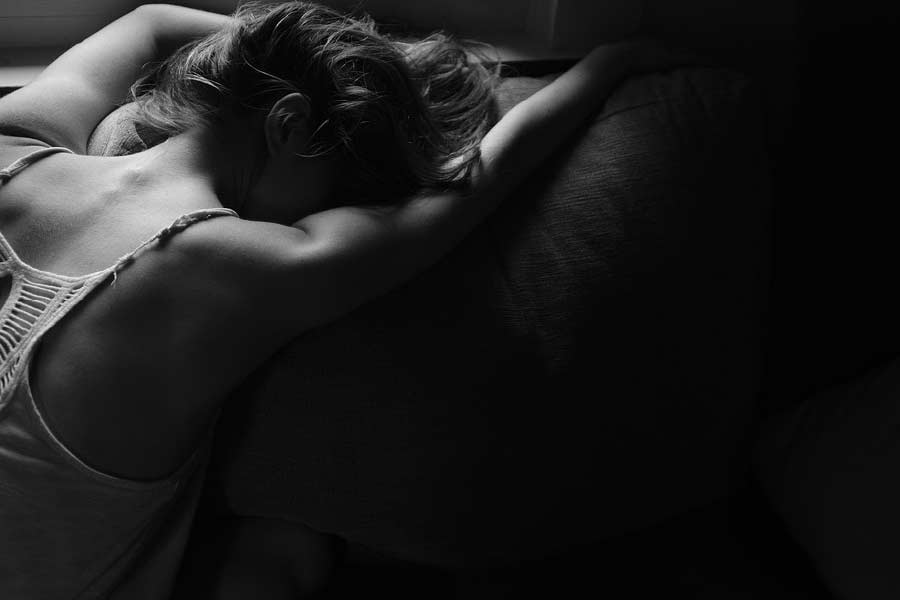  অনেকেই মনে করেন, পর্ন তারকাদের জীবন বিলাসবহুল। আবার কেউ ভাবেন, যৌনতার নেশায় মত্ত হয়ে তাঁরা এই পেশার সঙ্গে যুক্ত। কিন্তু পেটের জ্বালা বড় জ্বালা। আর সেই টানেই অনেকে বাধ্য হয়ে নীল ছবির নির্মাতাদের ক্যামেরার সামনে নিজের সবটুকু উজাড় করে দেন। 