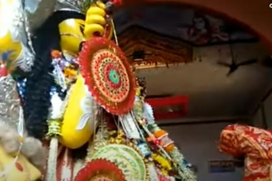 আগে শুধুই নবমীর দিনে বিশাল আকারে পুজো হত। জনশ্রুতি বলে, তখন ছিল ইংরেজ আমলের শুরুর দিক। চার পাশে ঘন জঙ্গল। তারই মধ্যে ছিল ডাকাতদের আখড়াও। বাড়ির মহিলারা তাই বাড়ি থেকে বেরোতেন না। দেবী বরণের উপায় ছিল না তাঁদের।  