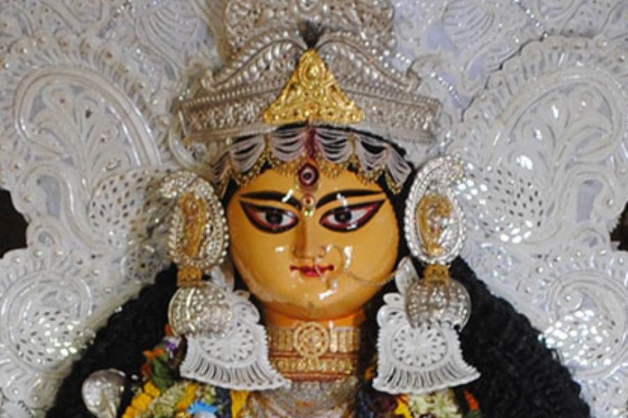 চাউলপট্টির এই উৎসবের আড়ম্বর হার মানাবে অনেক দুর্গা পুজোকেও। চার দিন ধরে বেশ জাঁকজমক করেই হয় মা জগদ্ধাত্রীর আরাধনা। 