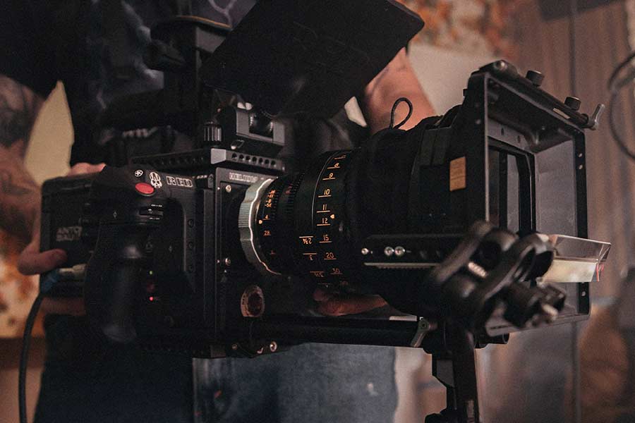 নীল ছবি দেখা যতটা সুখকর, ছবির সঙ্গে যুক্ত কুশীলবদের জীবন বোধহয় ততটা সুখকর নয়। এই ছবির শুটিং করতে গিয়ে অনেক ঝুঁকির সম্মুখীন হতে হয় শিল্পীদের। 