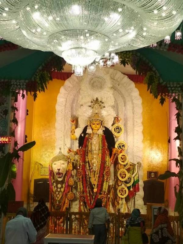 এই পুজোর সব থেকে বড় বৈশিষ্ট্য হল জোগাড়যন্ত্র করেন শুধু পুরুষেরাই। মহিলারা এতে হাত লাগান না। 