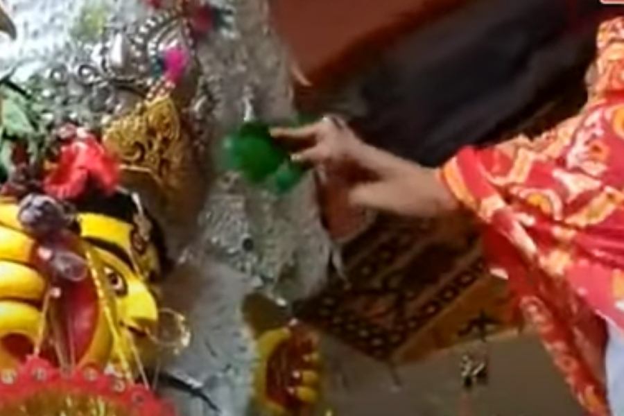 এই পরিস্থিতিতেঁ পুজোর উদ্যোক্তা পুরুষরাই মহিলাদের মতো শাড়ি পরে, শাঁখা সিঁদুর পরে মা জগদ্ধাত্রীকে বরণ করতেন। আজও তেঁতুলতলার পুজোয় সেই রীতি মেনেই দেবী বরণ হয়। মায়ের বরণে কোনও মহিলার হাত লাগানোর রেওয়াজ নেই। 