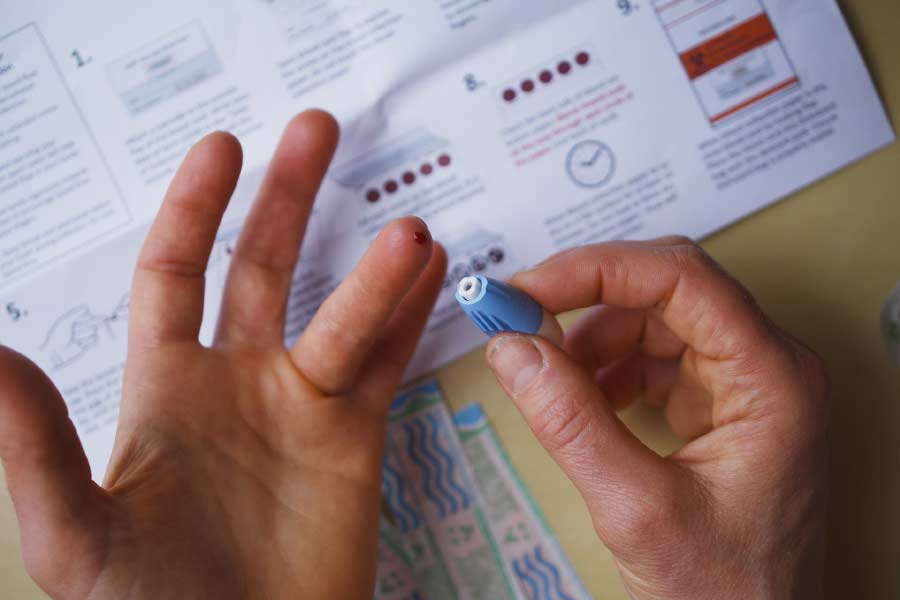 শেষ কবে এসটিডি পরীক্ষা করেছিলেন? পরীক্ষা করানোর পর কত বার যৌনমিলন হয়েছে? যাঁদের সঙ্গে যৌন সম্পর্ক গড়ছেন, তাঁরা কি এসটিডিতে আক্রান্ত? তাঁরা কবে শেষ পরীক্ষা করেছিলেন? শুটিঙের আগে এমন হাজারো প্রশ্নের মুখোমুখি হতে হয় নীল ছবির কুশীলবদের। 