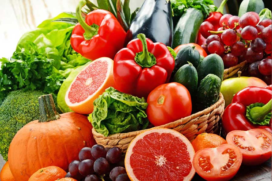 অনেকেই ভাবেন, পর্ন ছবির শুটিং উত্তেজনায় ভরপুর থাকে। কিন্তু আদতে তেমনটা হয় না। শুটিংয়ের সেটও অত চিত্তাকর্ষক হয় না। পর্নশিল্পীরা কেউই অপ্সরা নন। অনেক সময়ই রূপটান না করেই ঘুরে বেড়ান সেটে। তাঁরাও মশলা দেওয়া খাবার খান। তাঁদের চোখেমুখেও ক্লান্তির ছাপ থাকে। শুটিঙের মাঝে প্রিয় জনের সঙ্গে ফোনে কথাও বলেন। অধিকাংশ যৌনদৃশ্যেরই কোরিওগ্রাফ করা হয়। এক কথায়, নীল ছবির শুটিং আর চার-পাঁচটা ছবির শুটিঙের মতোই হয়। আলাদা করে কোনও উত্তেজনা থাকে না। 