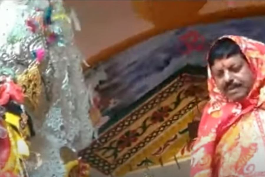 দশমীর দিন সুতো কেটে পুজো সম্পন্ন হয়ে গেলে মূল মন্দির থেকে বার করে আনা হয় প্রতিমা। উন্মুক্ত দালানে আজও পুরুষরা শাড়ি পরে এসে বরণ করেন দেবীকে। 