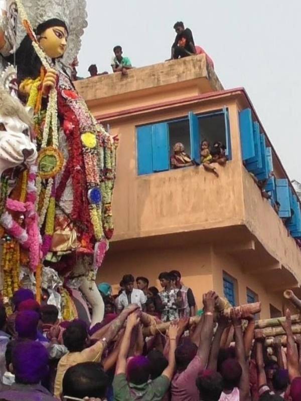 মায়ের কাছে অর্পণ করা হয় সহস্র বস্ত্র। তবে তার নেপথ্যে রয়েছে অন্য কারণ। এই বস্ত্র পুজো শেষে বিতরণ করা হয় দুঃস্থ শিশুদের মধ্যে। 