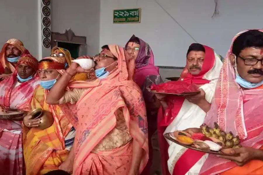 এই অনবদ্য ও অভিনব রীতি দেখতে উপচে পড়ে দর্শনার্থীদের ভিড়। পুজোর এই চোখধাঁধানো জৌলুস উপভোগ করতে দূরদুরান্ত থেকে মানুষ আসেন এই এলাকায়।  