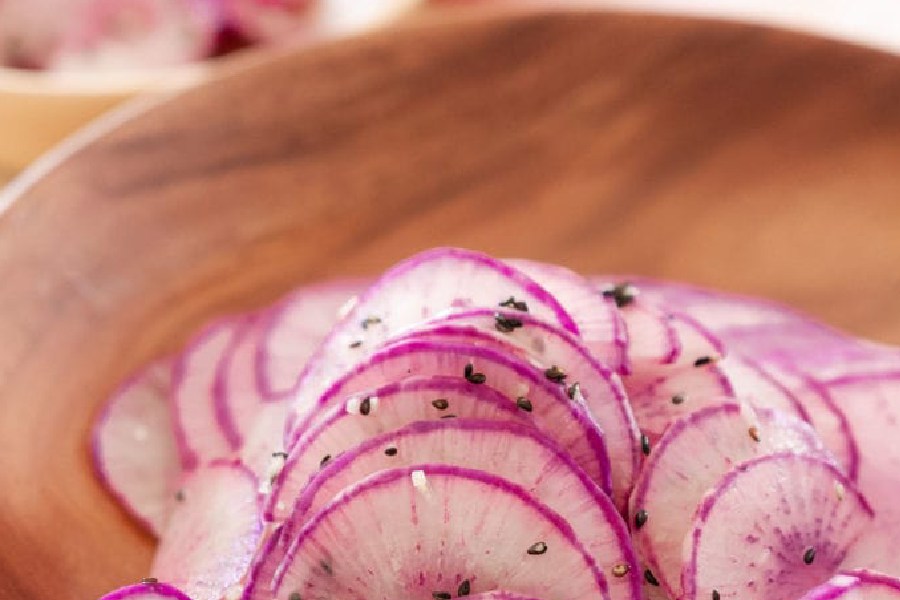 স্যালাডে শসার সঙ্গে অনেকেই মুলো খেতে পছন্দ করেন।