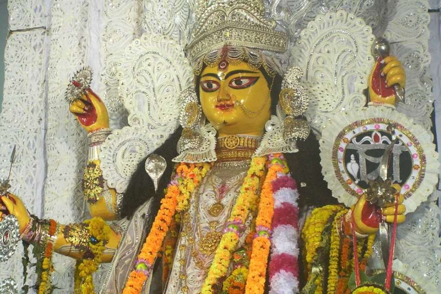 চাউলপট্টির এই পুজোকে কেন্দ্র করে চন্দননগরে বিরাট মেলা বসে। নবমীর দিন আয়োজিত হয় বিশেষ ধুনো পোড়ার অনুষ্ঠান।