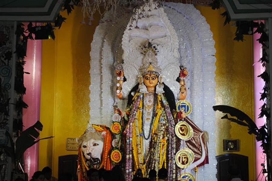 বংশপরম্পরায় একজন একজন কুল পুরোহিত দেবীর পুজো করেন।