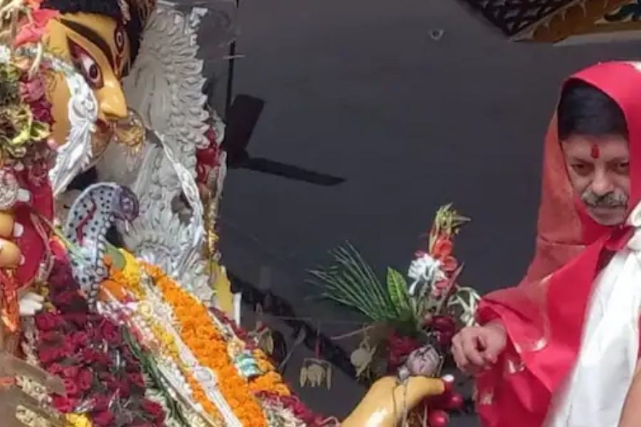 প্রায় তিনশো বছরের প্রাচীন এই পুজোর রয়েছে কিছু তাক লাগানো অদ্ভুত নিয়ম! উদ্যোক্তাদের কাছ থেকে জানা গেল সে সবের খুঁটিনাটি। 