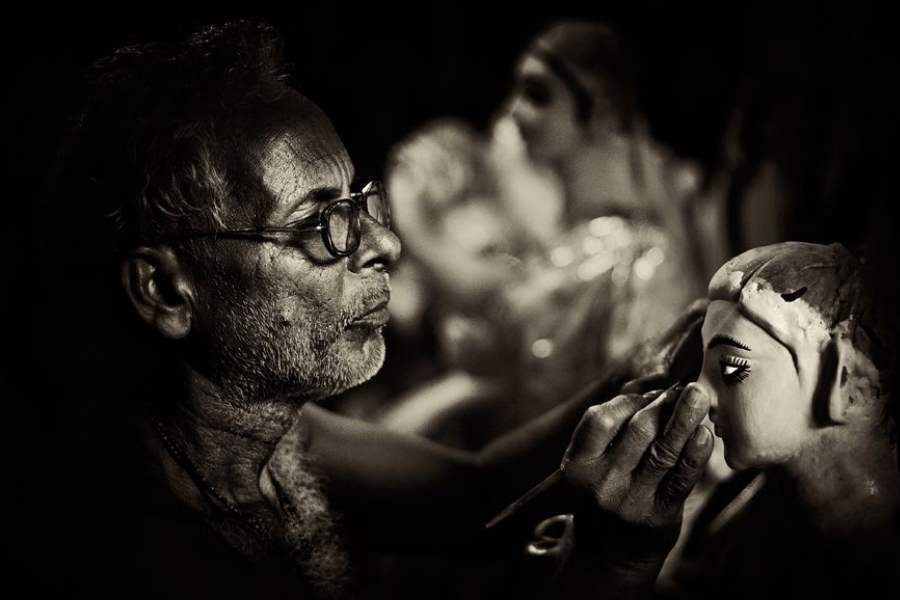 করোনাকালে ব্যবসা ভাল যায়নি একেবারেই। আয় না থাকায় অবসাদে ভুগে আত্মঘাতী হওয়ার খবরও মিলেছে কুমোরপাড়ায়। 