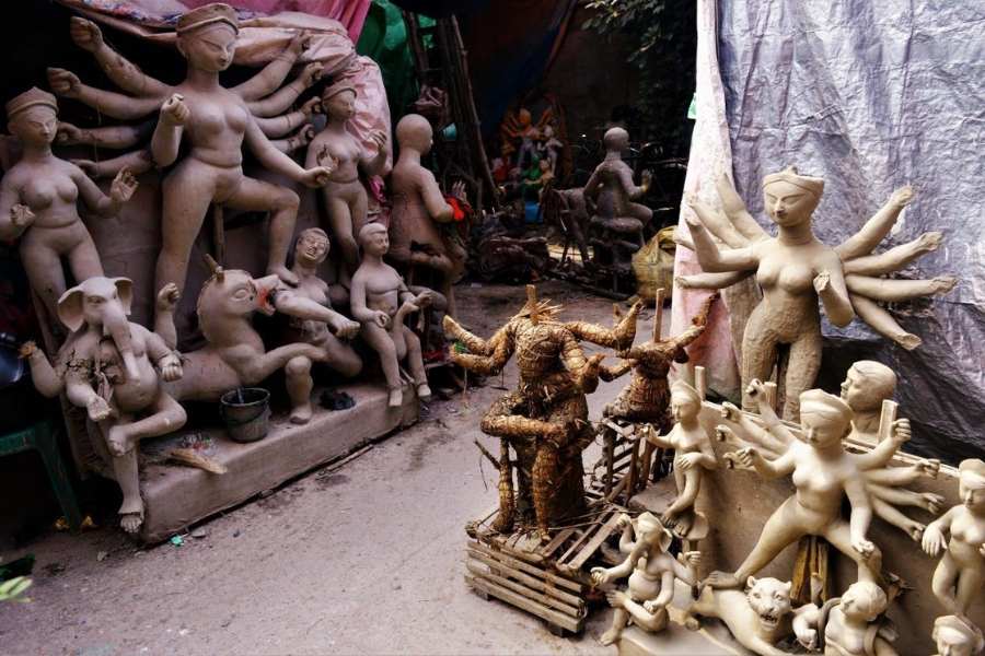 সেই দিনগুলো পিছনে ফেলে এ বছর ছিল খানিক স্বস্তি। দু’বছর পর আবার পুজোয় ফিরেছে আগের জাঁকজমক। স্বভাবতই তাঁর ফল পেয়েছেন শিল্পীরা। 