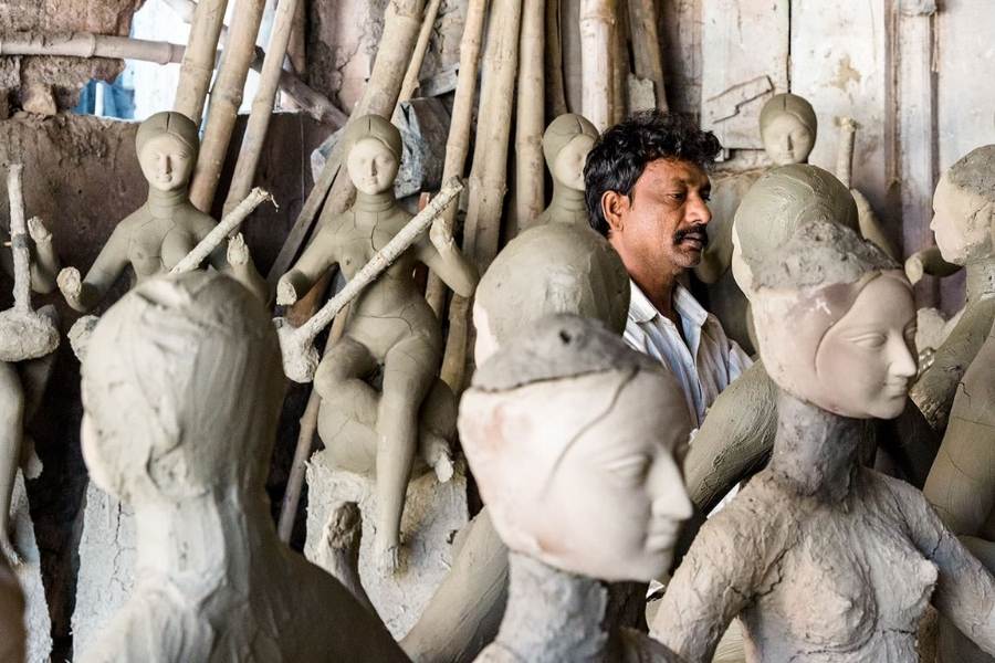 রাজ্যের সবচেয়ে বড় প্রতিমা তৈরির কারখানা হল কুমোরটুলি। প্রত্যেক বছর এখান থেকে প্রতিমা রফতানি হয় গোটা দেশে, এমনকি বিদেশেও। গত দু’বছর ভাটা পড়েছিল তাতেও।  