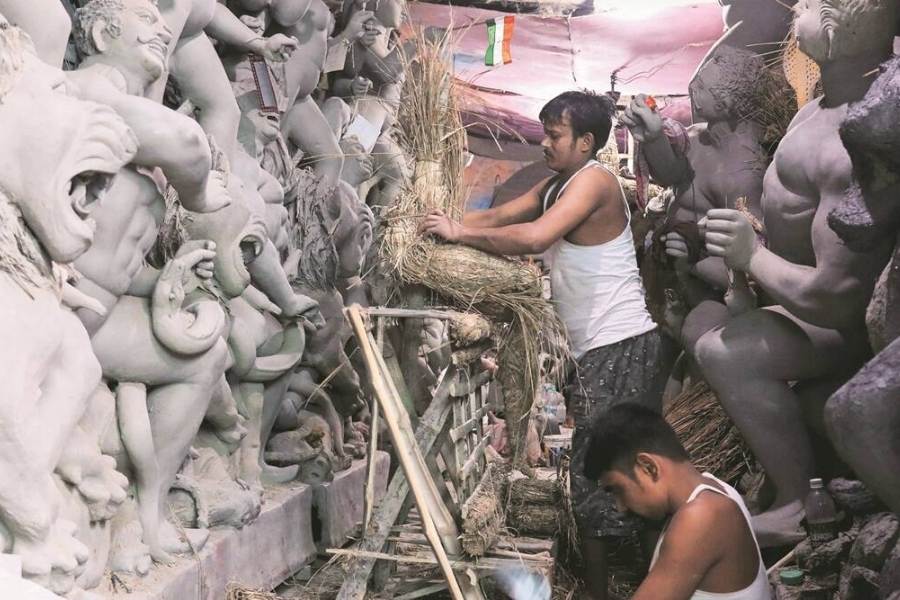 শুধু কুমোরটুলিতেই প্রায় ৬০০ জন শিল্পী প্রতিমা গড়ার কাজ করেন। এখানকার মৃৎশিল্পী কমিটির কথায়, এ বছর করোনার জেরে ব্যবসার খরা অনেকটাই কাটিয়ে ওঠা গিয়েছে। এ বছর রাজ্যে গণেশ পুজো থেকে জগদ্ধাত্রী পুজো অবধি প্রায় ১৫০ কোটি প্রতিমা বিক্রি হয়েছে।