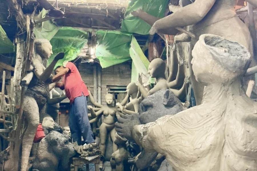 যার হিসেব করলে অঙ্ক দাঁড়ায় প্রায় ৫০ হাজার কোটি টাকায়। ছোট থেকে বড় মূর্তি বিক্রি হয়েছে ২০ হাজার থেকে ৩ লক্ষ টাকা অবধি দামে। 